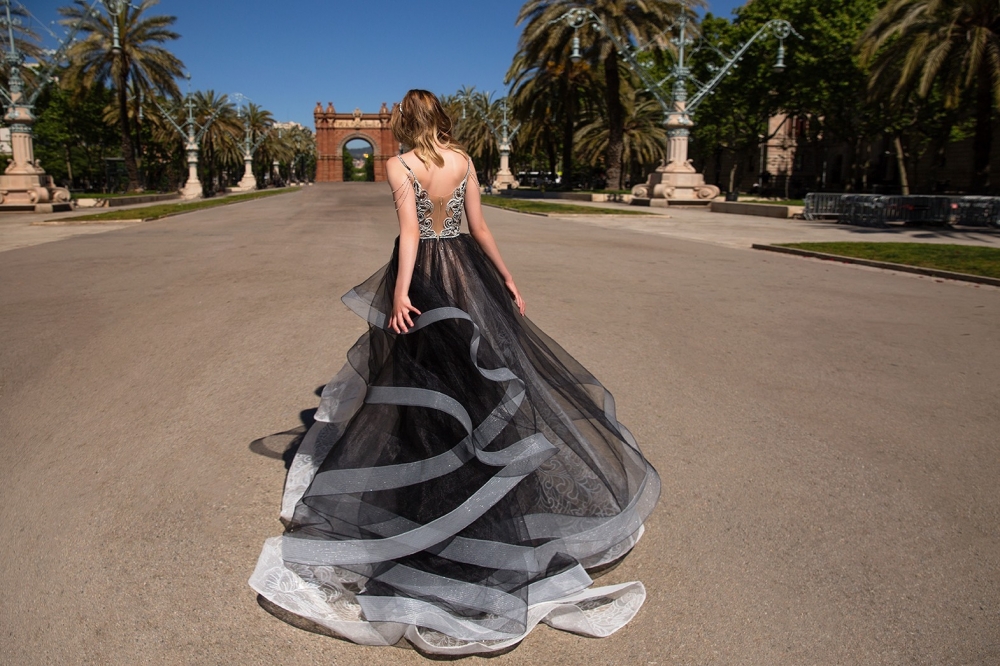  Юбка состоит из нескольких слоев фатина и гафта с регилиновой лентой, которая помогает держать форму юбки.

Цвет: Black, Milk
Размер: 32-46