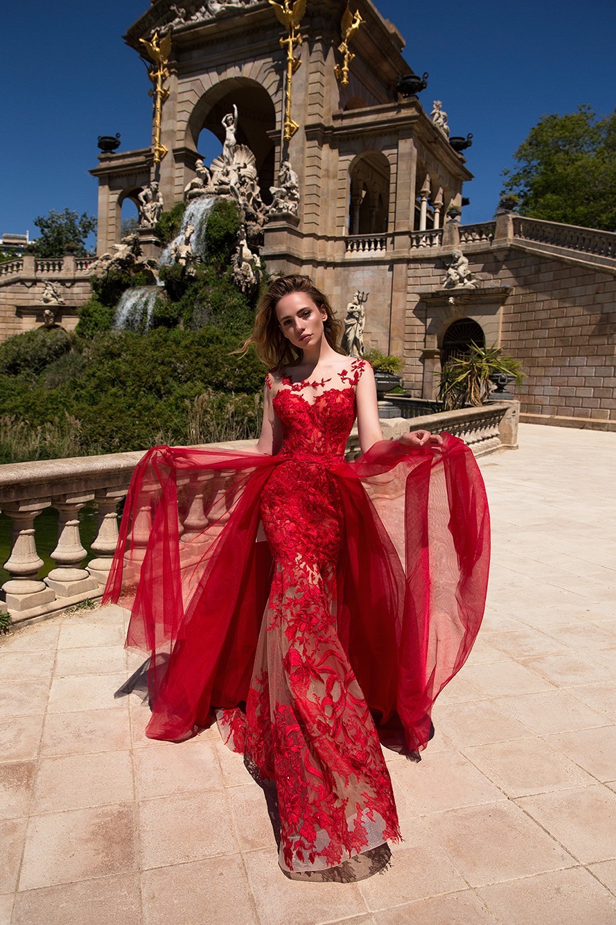 Верхний слой платья расшит вручную аппликациями из шелковых ниток. Также, в комплекте может быть прицепной шлейф, который создает два образа одновременно.
Цвет: Red, Milk, Black
Размер:32-46