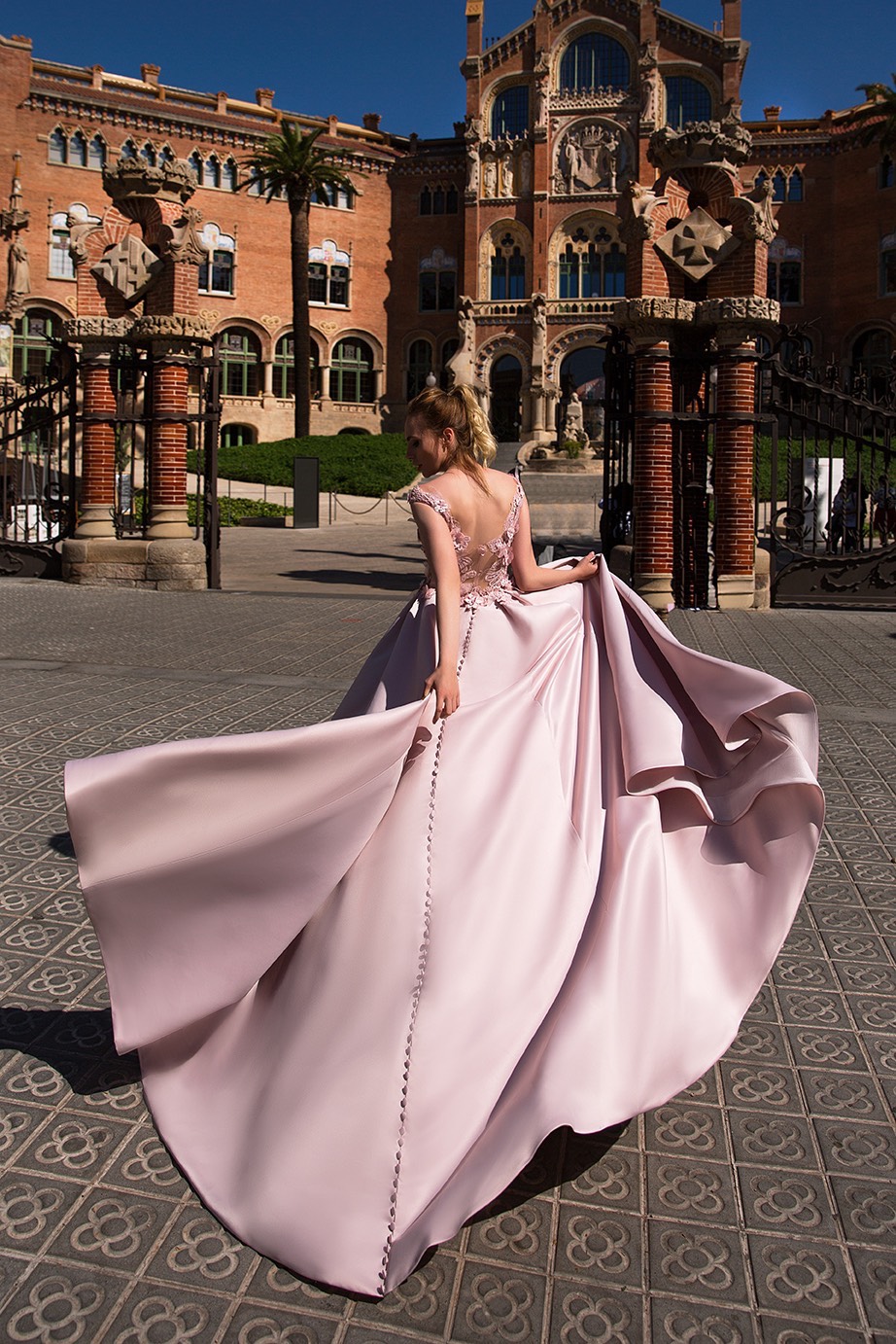 Спинка на молнии.
Цвет: Pudra, Milk, Blаck
Размер: 32-46