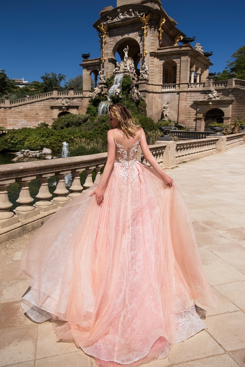  Спинка выполнена из нюдовой сетки на замочке и украшена кружевными аппликациями.