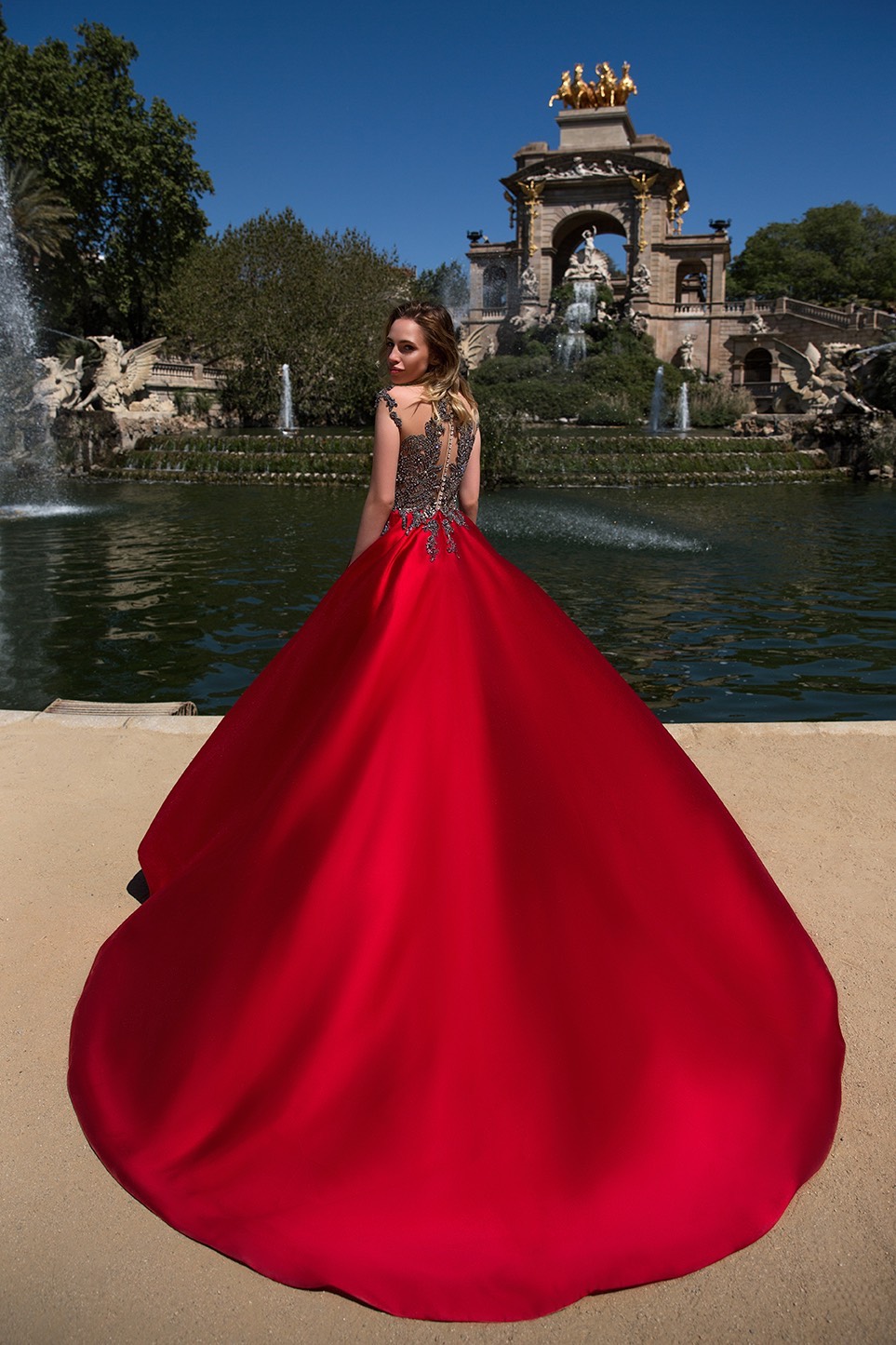 Спинка на кристальных пуговицах.

Цвет: Pudra, Red, Sharkskin, Light blue, Black, Milk
Размер: 32-42