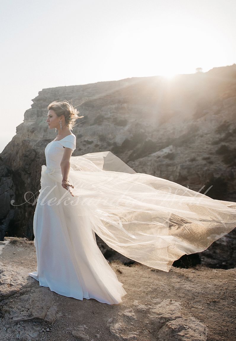 Свадебное платье "Анна"   16 500 руб.
Свадебный салон "Ажур" +7(953) 348-20-42 САНКТ-ПЕТЕРБУРГ, ул.Ярослава Гашека д.5, 2 мин. от метро Купчино, 
ТК "Балатон", напротив гипермаркета О'Кей 
Часы работы : ежедневно с 10:00 до 21:00