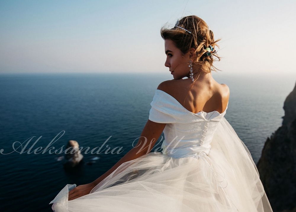 Свадебное платье "Анна"   16 500 руб.
Свадебный салон "Ажур" +7(953) 348-20-42 САНКТ-ПЕТЕРБУРГ, ул.Ярослава Гашека д.5, 2 мин. от метро Купчино, 
ТК "Балатон", напротив гипермаркета О'Кей 
Часы работы : ежедневно с 10:00 до 21:00