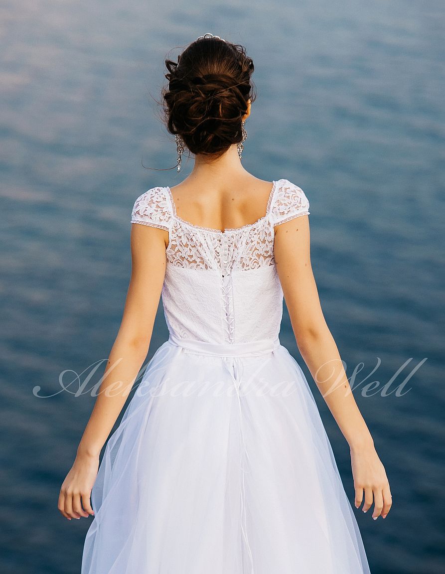 Свадебное платье "Катюша"   12 500 руб.
Свадебный салон "Ажур" +7(953) 348-20-42 САНКТ-ПЕТЕРБУРГ, ул.Ярослава Гашека д.5, 2 мин. от метро Купчино, 
ТК "Балатон", напротив гипермаркета О'Кей 
Часы работы : ежедневно с 10:00 до 21:00