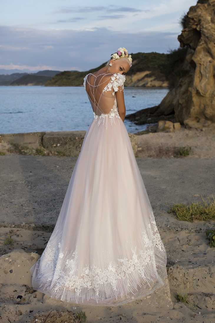 Никакого клея!!!! Вся фурнитура и кружево на наших платьях- только пришиты. Вы сможете быть уверены в том, что платье сохранит свой первозданный вид в течение всей свадьбы и не только, не зависимо от погодных условий. 