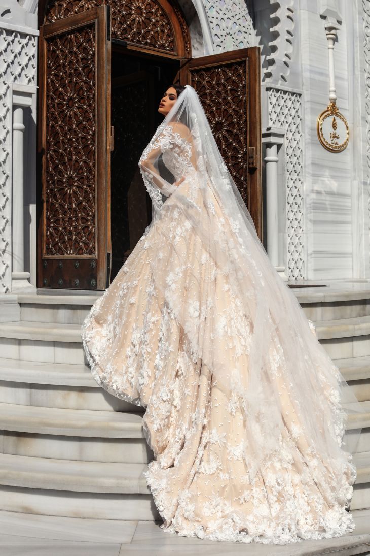 Мы так же работаем в режиме интернет-магазина. 
Если ты закажешь у нас платье без примерки - мы подарим скидку на модель до 30% и возьмем на себя все заботы по подгонке платья по фигуре для того, что бы оно сидело идеально!