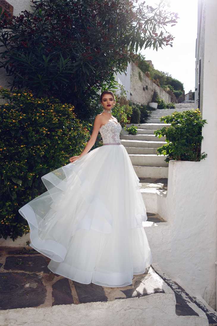 Не только айвори!
В салоен представлены модели в различных свадебных отенках: лиловый, нюд, пепел, пенка и многие другие. К каждой модели имеется фата и аксессуары, повторяющие стиль, оттенко, узор платья. 