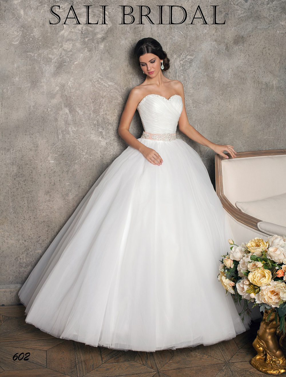 Нежность, изысканность, утонченность и яркость - вот что отличает свадебные платья Sali Bridal!
Платье испанского бренда не оставят равнодушной ни одну невесту, привлекая внимание мягкими линиями и изящными силуэтами!