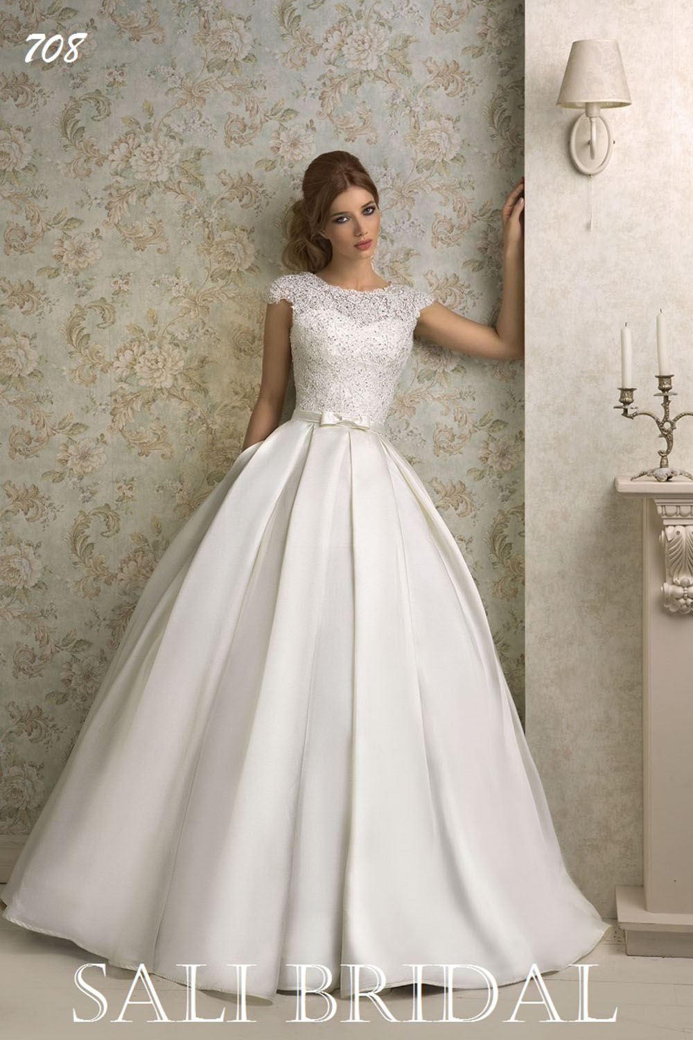 Нежность, изысканность, утонченность и яркость - вот что отличает свадебные платья Sali Bridal!
Платье испанского бренда не оставят равнодушной ни одну невесту, привлекая внимание мягкими линиями и изящными силуэтами!