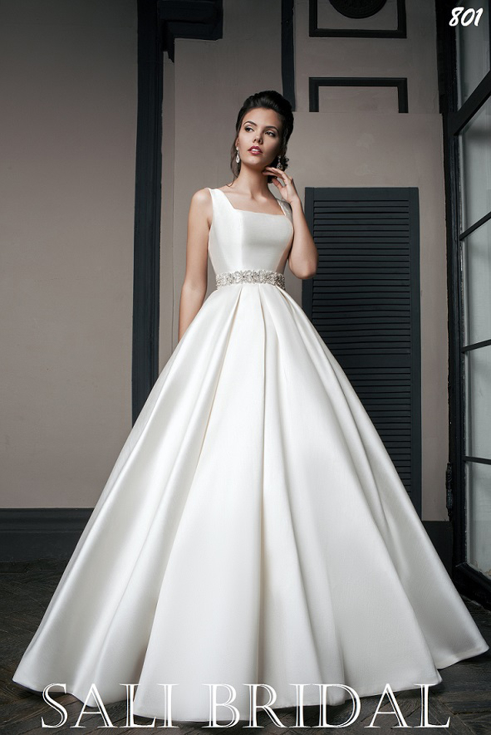 Нежность, изысканность, утонченность и яркость - вот что отличает свадебные платья Sali Bridal!
Платье испанского бренда не оставят равнодушной ни одну невесту, привлекая внимание мягкими линиями и изящными силуэтами!