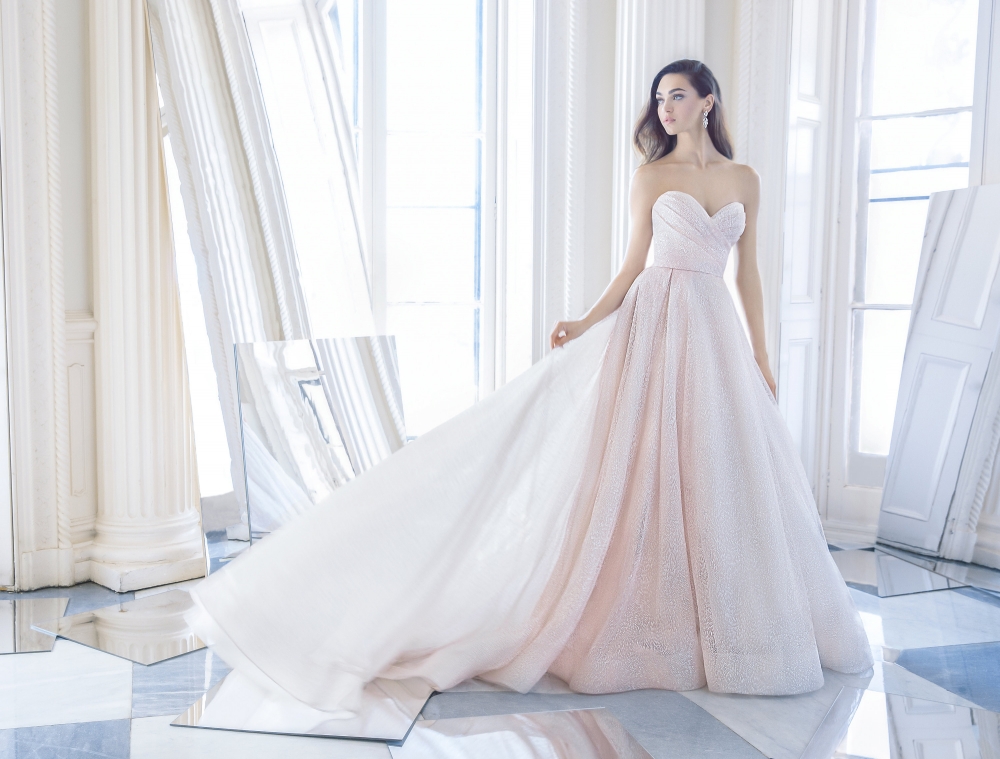 Свадебные платья Lazaro в салоне Blanche Moscow