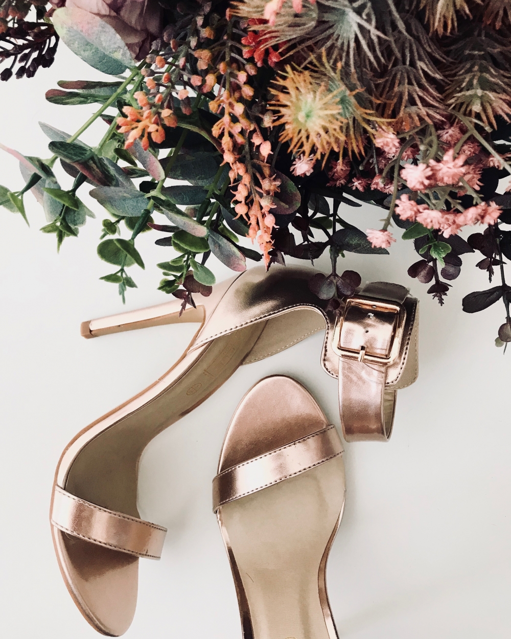 Золотые босоножки - 2 700 р.