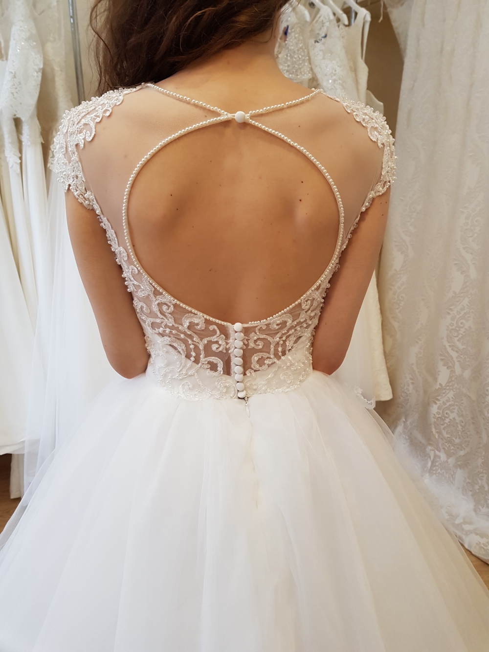 Красивое свадебное платье на манекене (64 фото)