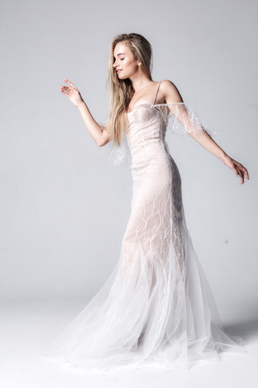 Свадебное платье по фигуре из плотного атласа с декоративной сеткой.
В наличии в размере 38-42
Возможен индивидуальный пошив по вашим меркам и в другом цвете