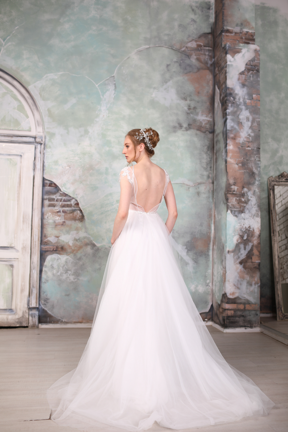 Для любителей минимализма. Прекрасная классика А-силуэт.