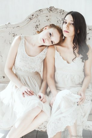 Подружки невесты в бежевых нарядах