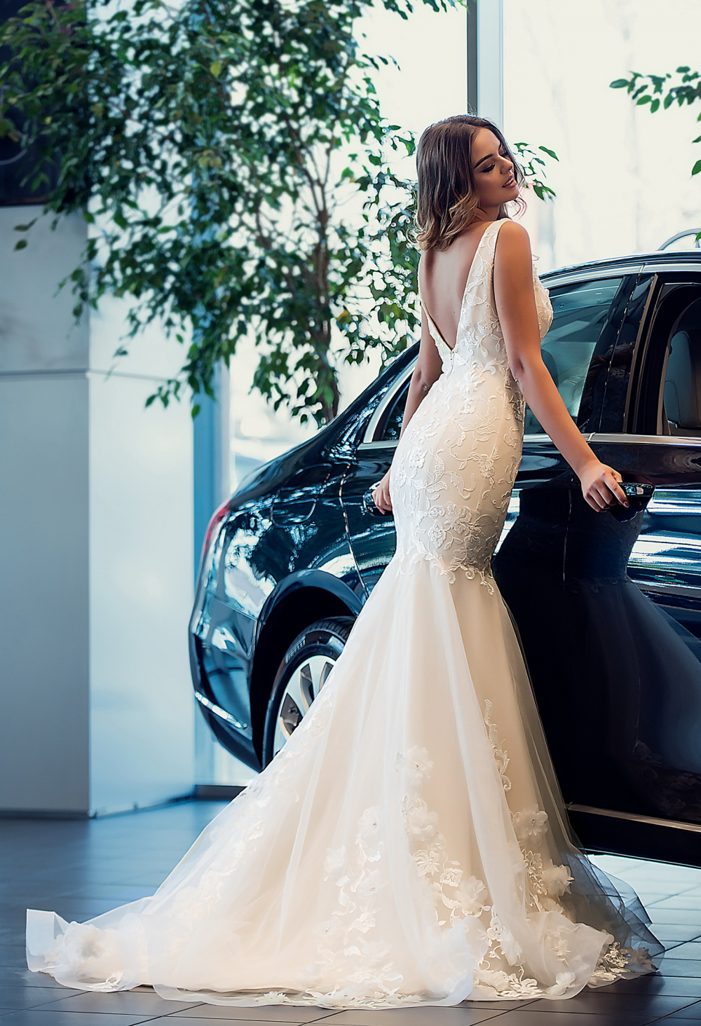 Шикарное свадебное платье силуэта «рыбка», расшитое кружевным цветочным орнаментом, с пышной юбкой от колена с отлетными цветами и шлейфом