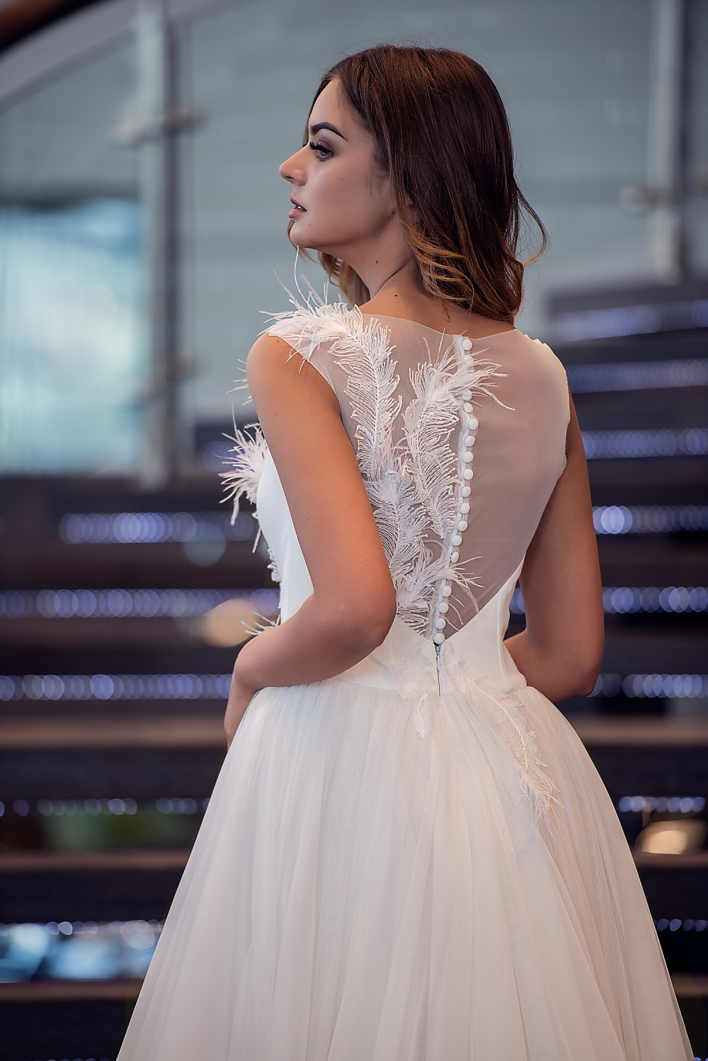 Лёгкое и воздушное платье с перышками и красивой спинкой с атласными пуговицами