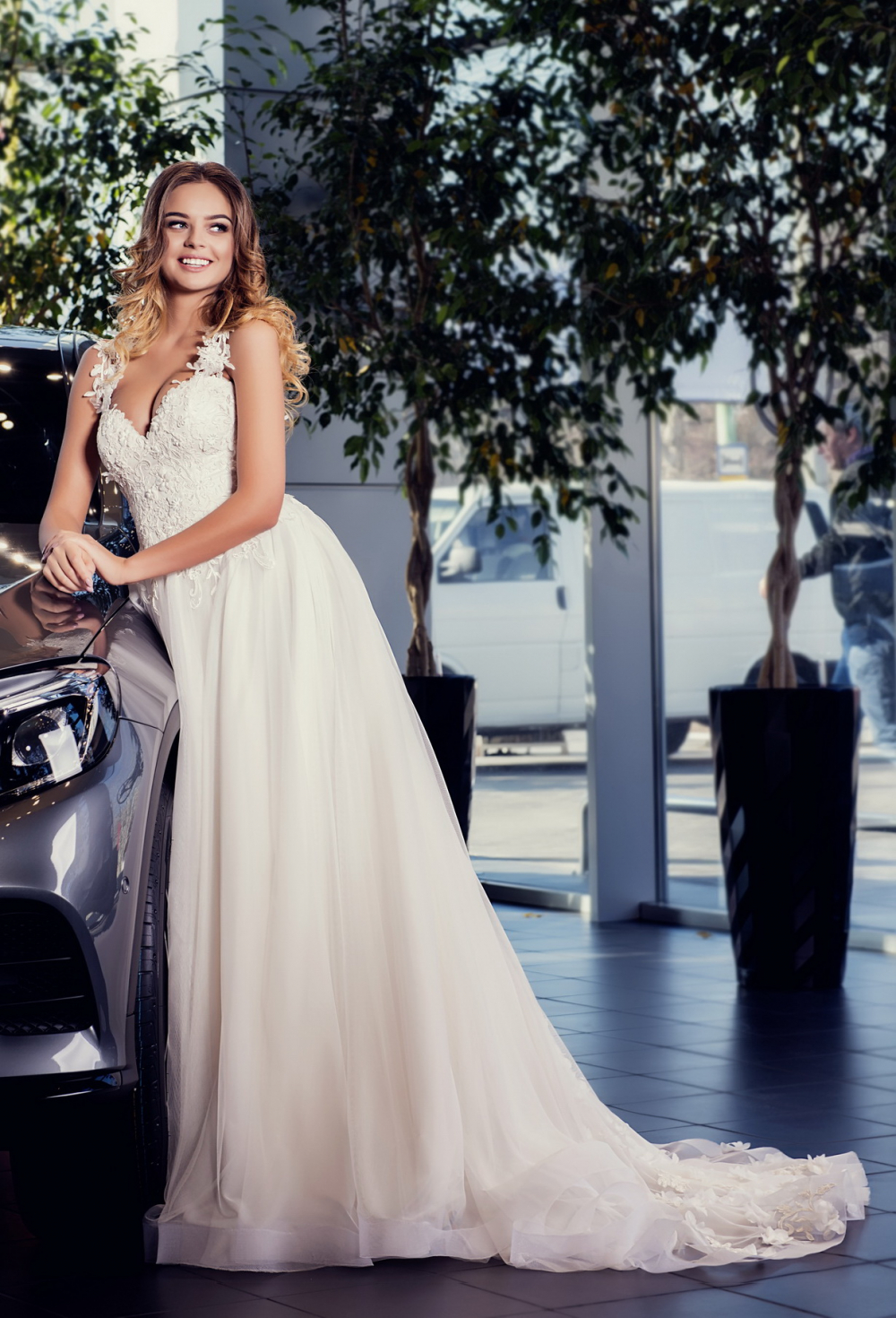 Белое классическое платье А-силуэта