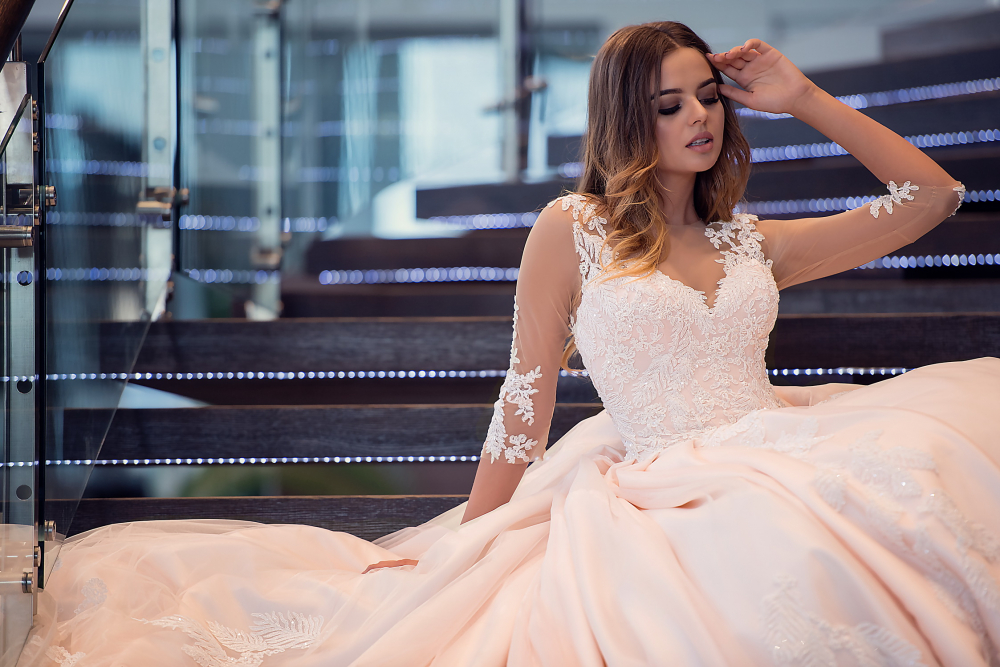 Элегантное свадебное платья с роскошным кружевом персикового цвета, покоряет с первого взгляда, в такой наряд просто невозможно не влюбиться