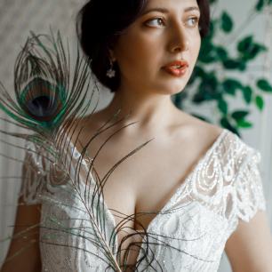 Блестящее свадебное платье.