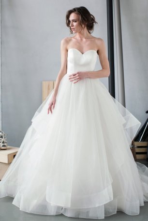 Пышное свадебное платье с декольте в форме сердца