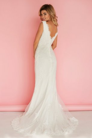 Свадебное платье прямого кроя с легким вырезом на спине