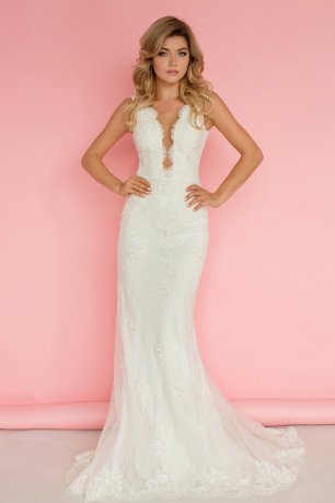 Свадебное платье прямого кроя с откровенным декольте