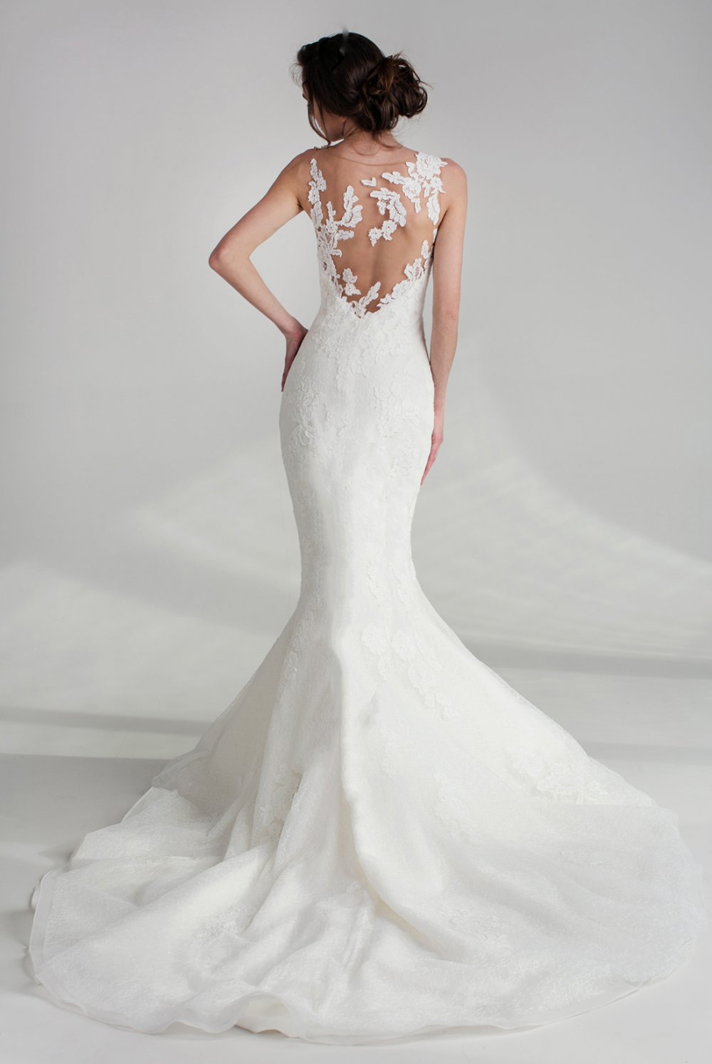 Свадебное платье с красивой прозрачной кружевной спиной под цвет кожи