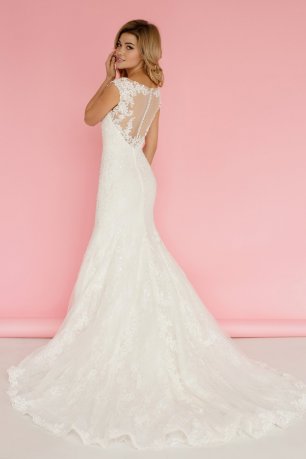Свадебное платье силуэта русалка с кружевной полупрозрачной спиной