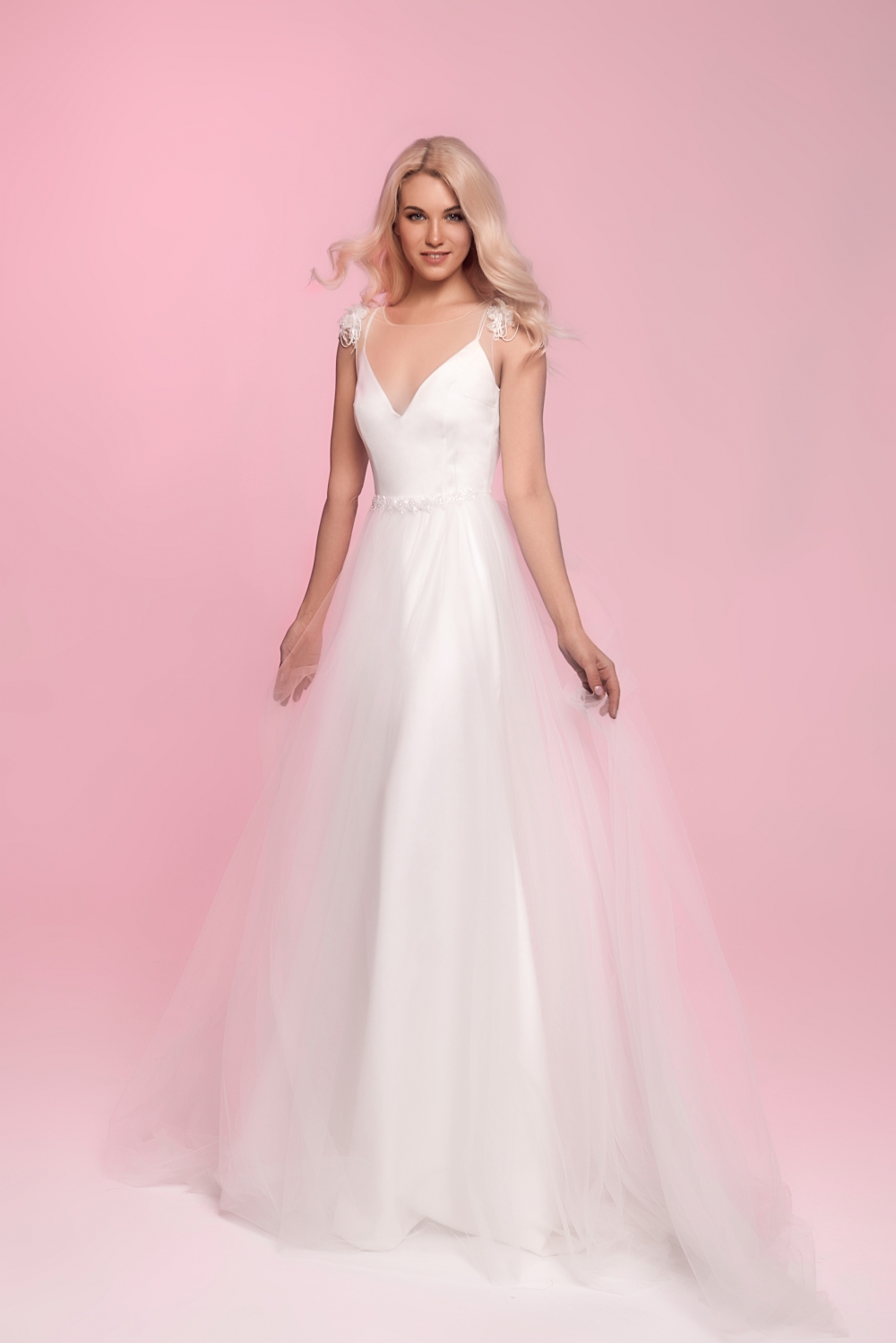 Стильный прозрачный кейп для романтичной невесты. Открытая спинка эффектно дополнена качелями из бисера, а плечи обрамляют оригинальные погоны.