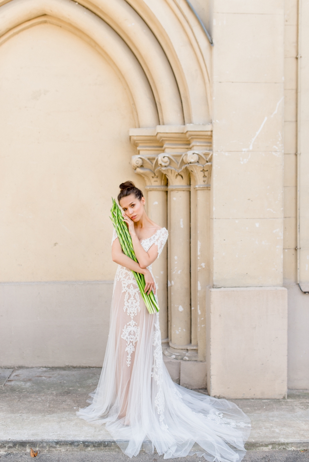 Чувственное силуэтное платье. Подкладка бежевого цвета создаёт иллюзию обнажённого тела и выглядит невероятно сексуально. Дополняет образ фатиновая юбка-вуаль.