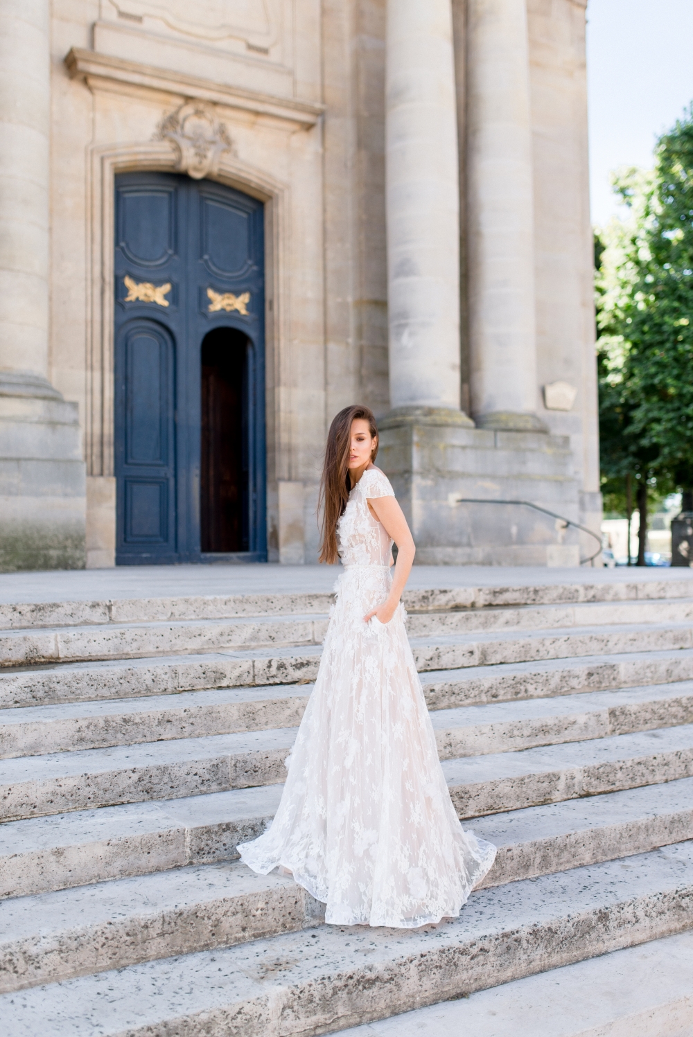 Легкое, струящееся платья А-силуэта, выполненное из мягкого фатина и задекорированное цветами из органзы с жемчугом.