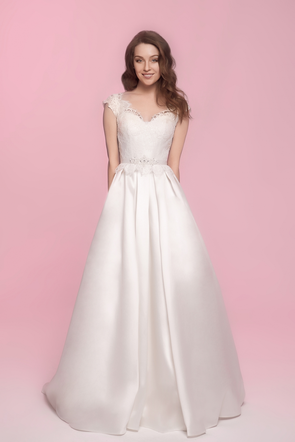 Грациозное платье с атласной юбкой А-силуэта и расшитым кружевным корсетом.