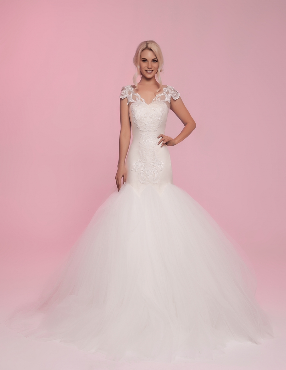 Эффектное и невероятное свадебное платье силуэта русалка сделает Вас неповторимой на свадебном торжестве.