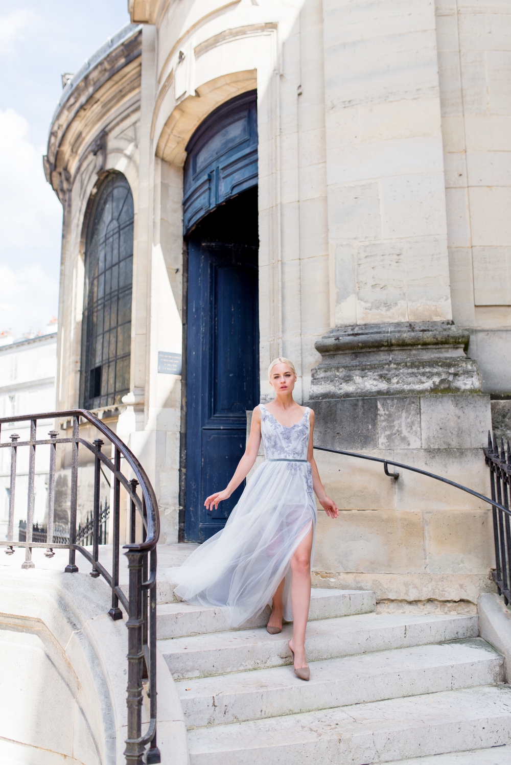 Оригинальное свадебное платье пепельно-голубого цвета с уникальным цветочным рисунком из горного хрусталя, жемчуга и стекляруса украшает верх платья, подчёркивает открытую спину и зону декольте.