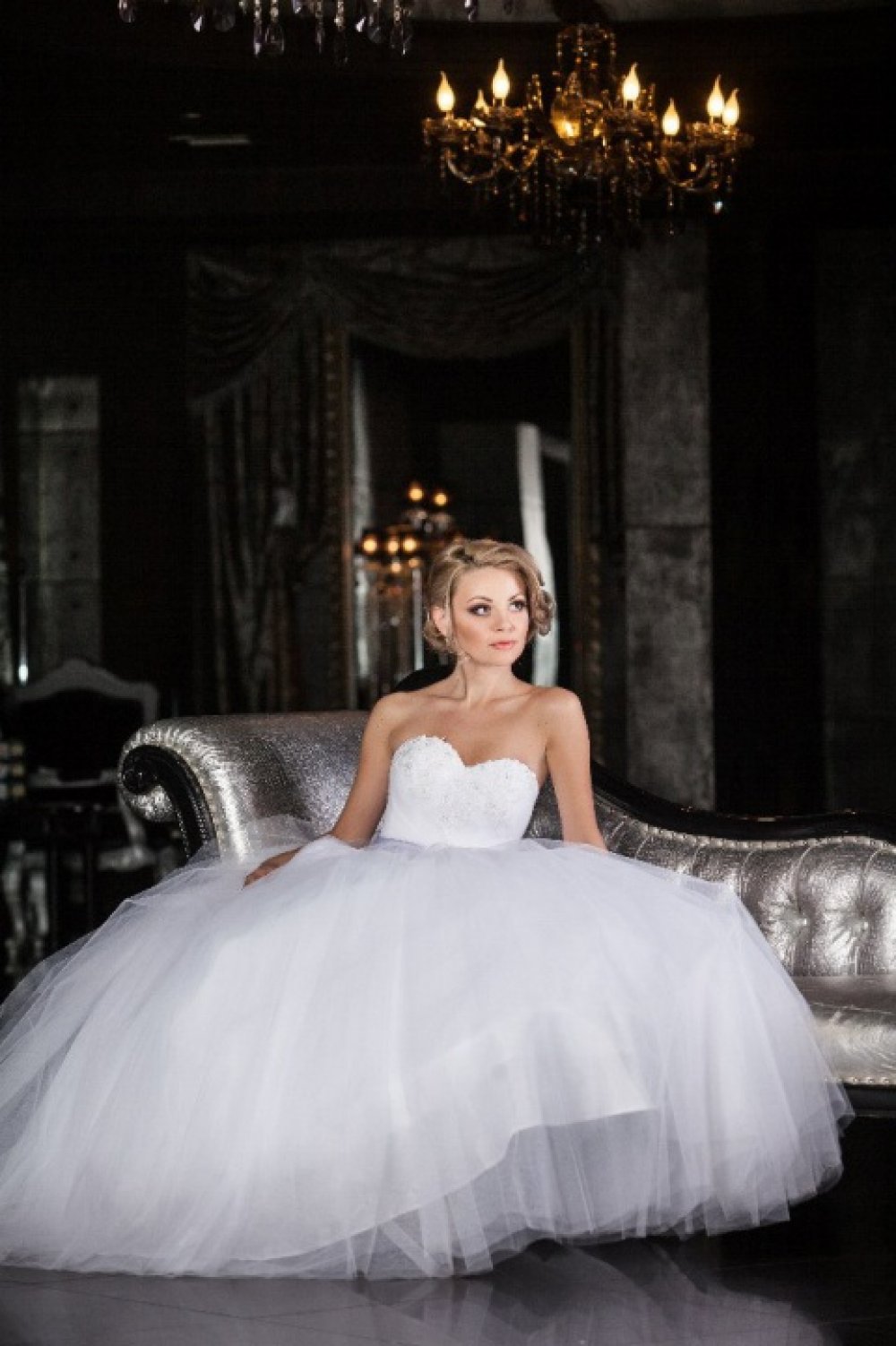 Пышное свадебное платье со шлейфом и кружевным лифом.