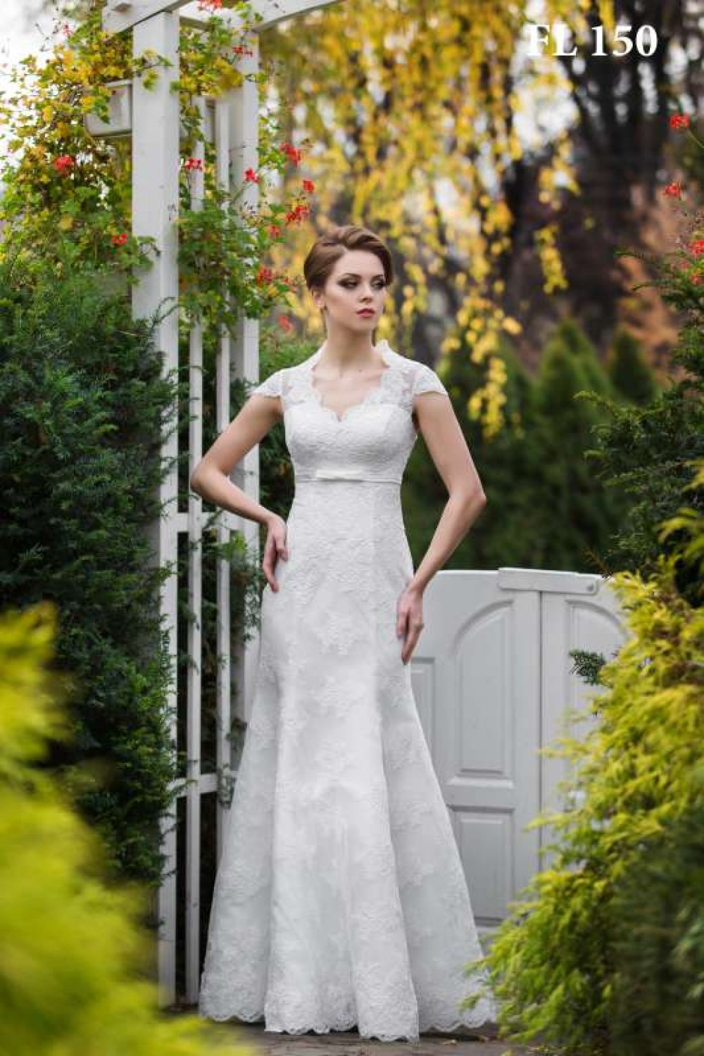 Свадебное кружевное платье ,прекрасно подчеркивает фигуру .