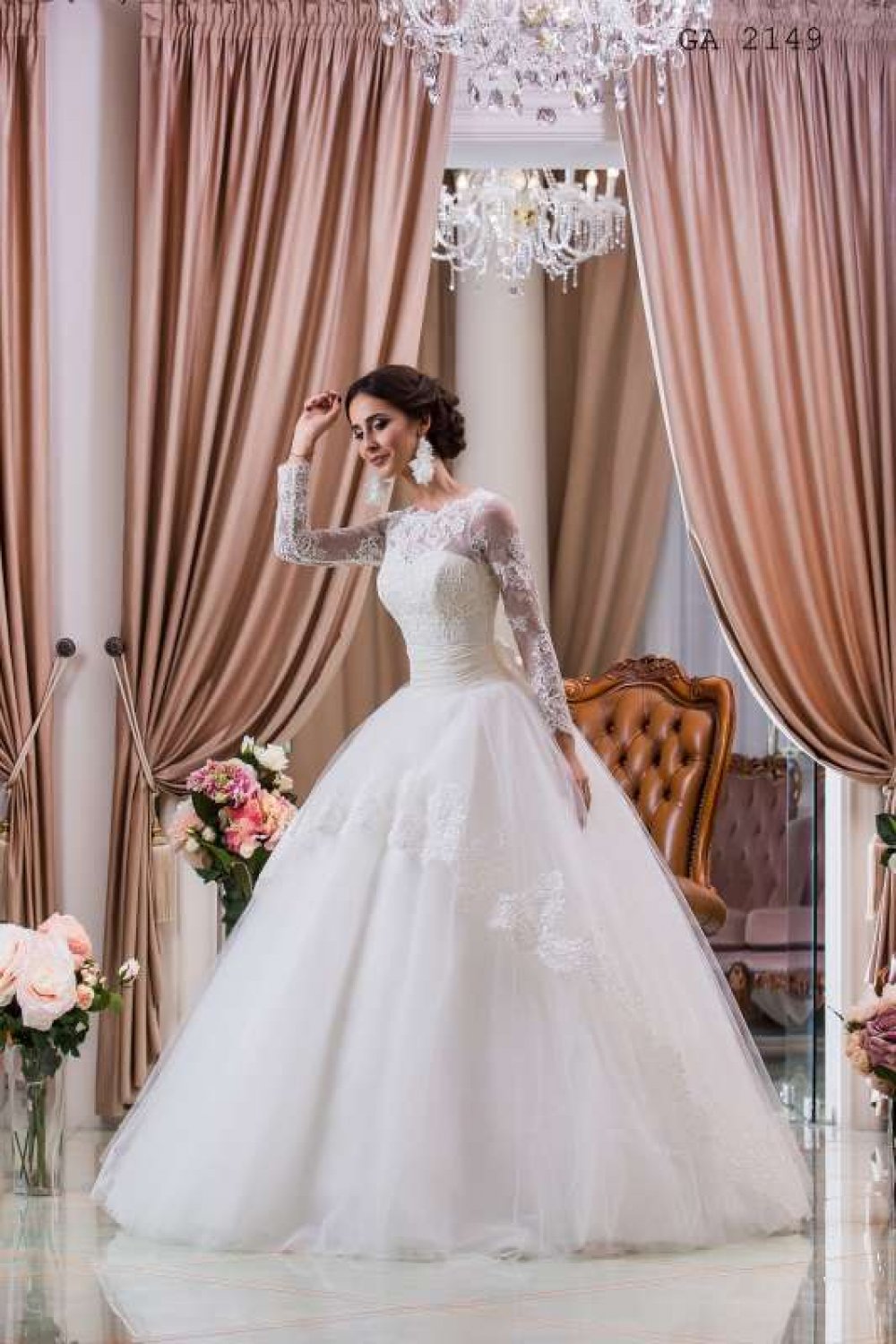 Пышное платье с кружевным закрытым лифом и кружевной отделкой на юбке.