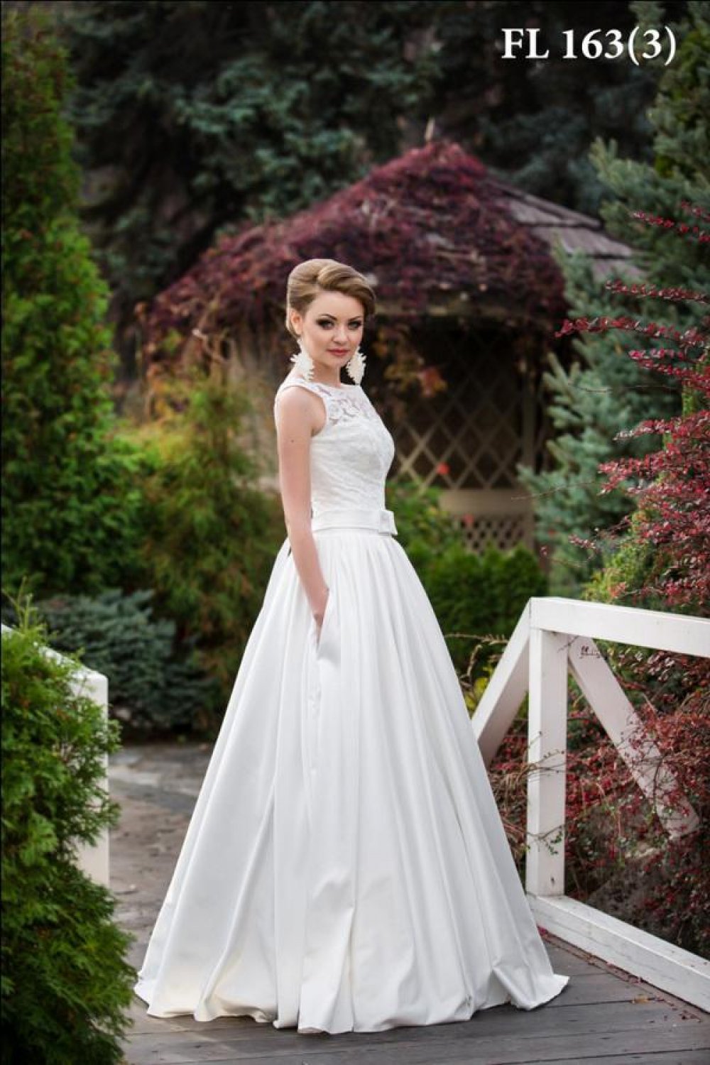 Свадебное платье выполнено из атласа ,с закрытым кружевным лифом и карманами в боковых швах.