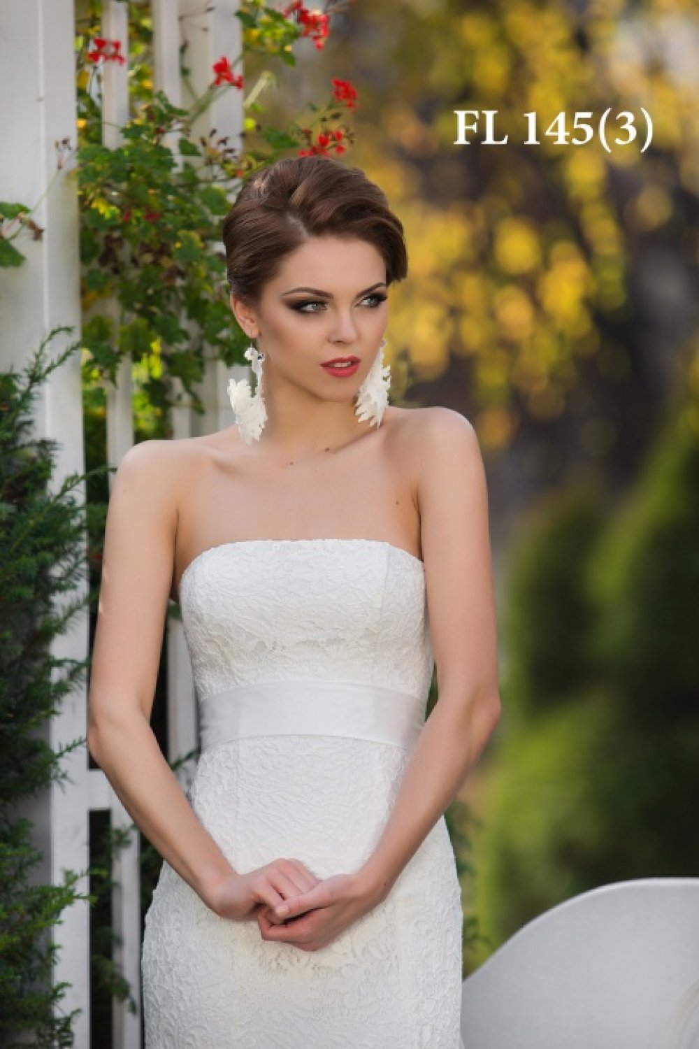 Элегантное кружевное платье по фигуре.