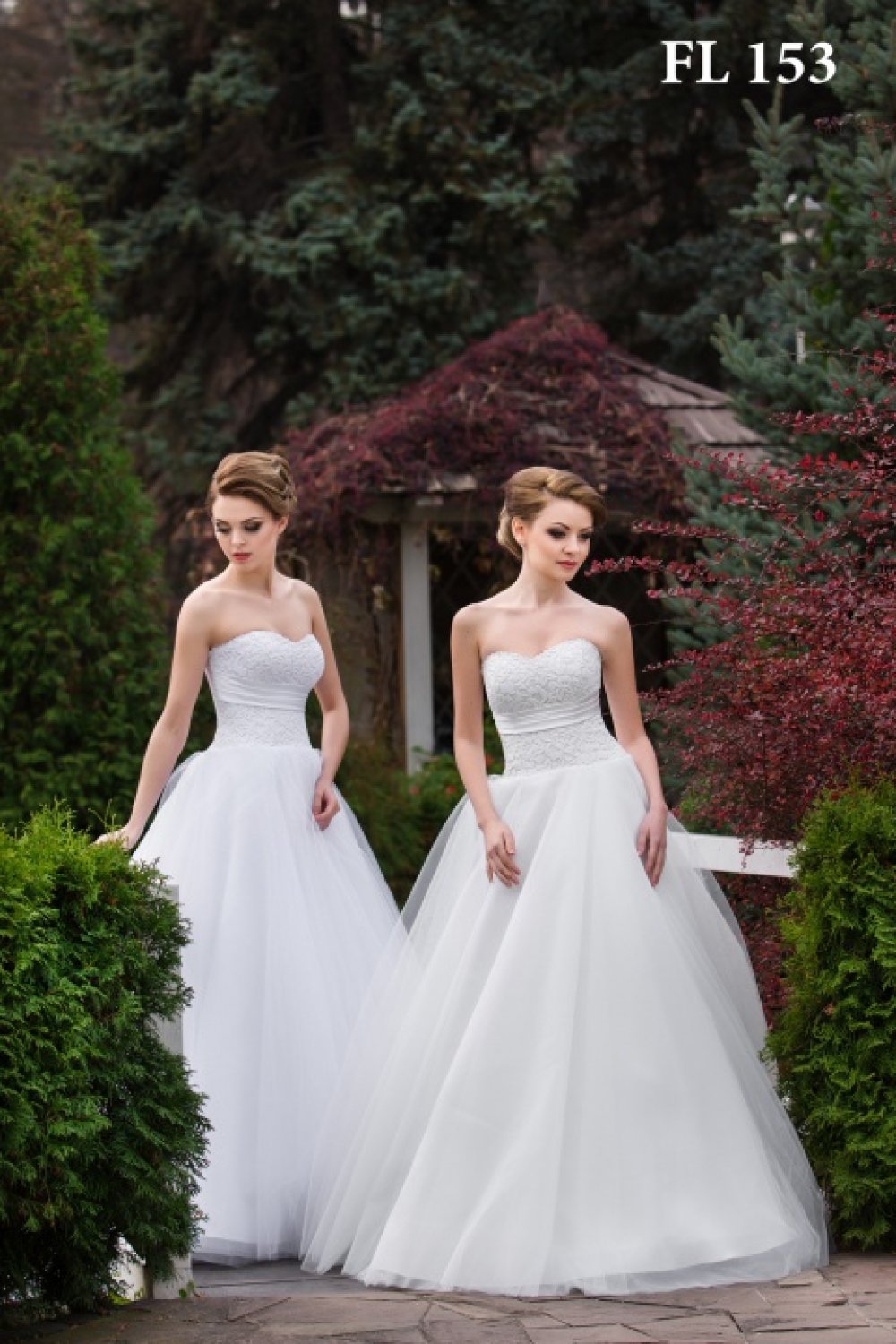 Пышное платье с кружевным лифом.