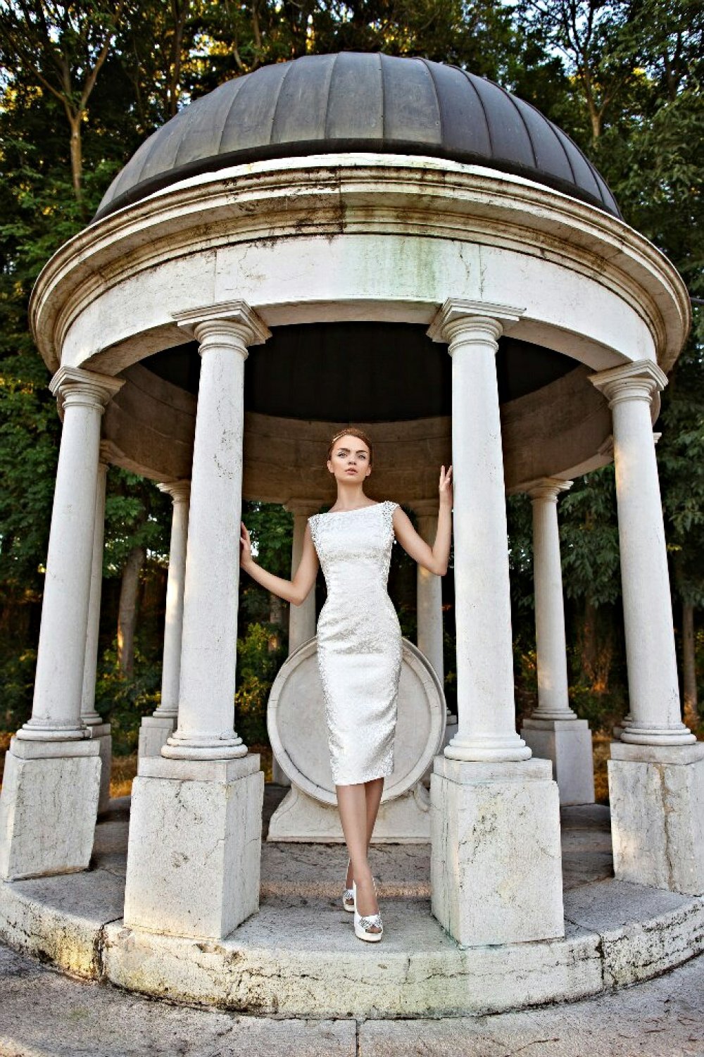 Свадебное платье "Николина", цвет молочный, размер 44. Перламутровая ткань, плечи и глубокий вырез на спине украшены крупными камнями.