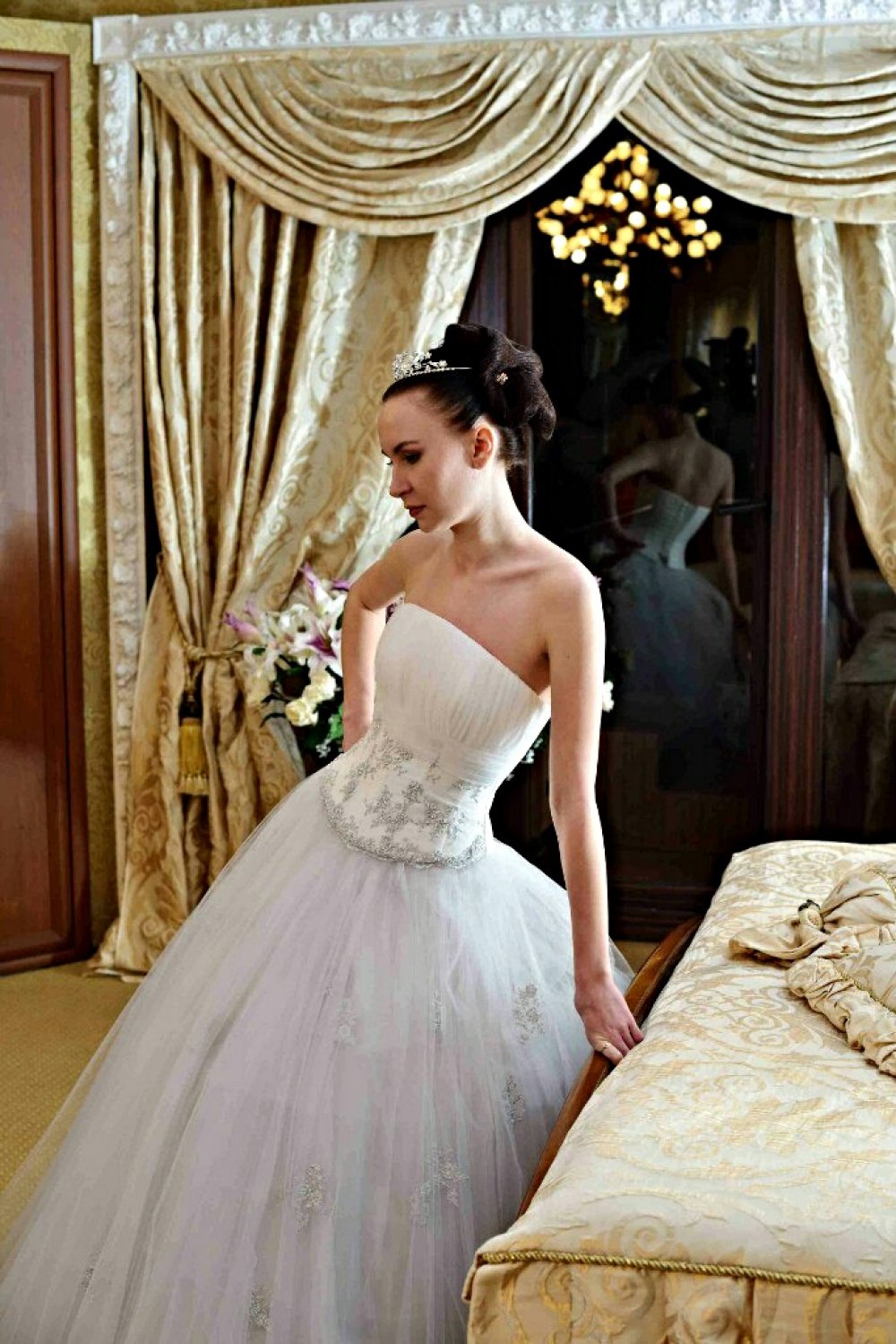 Свадебное платье "Майя", цвет белый с серебряными вставками. Пышное, корсет и юбка.