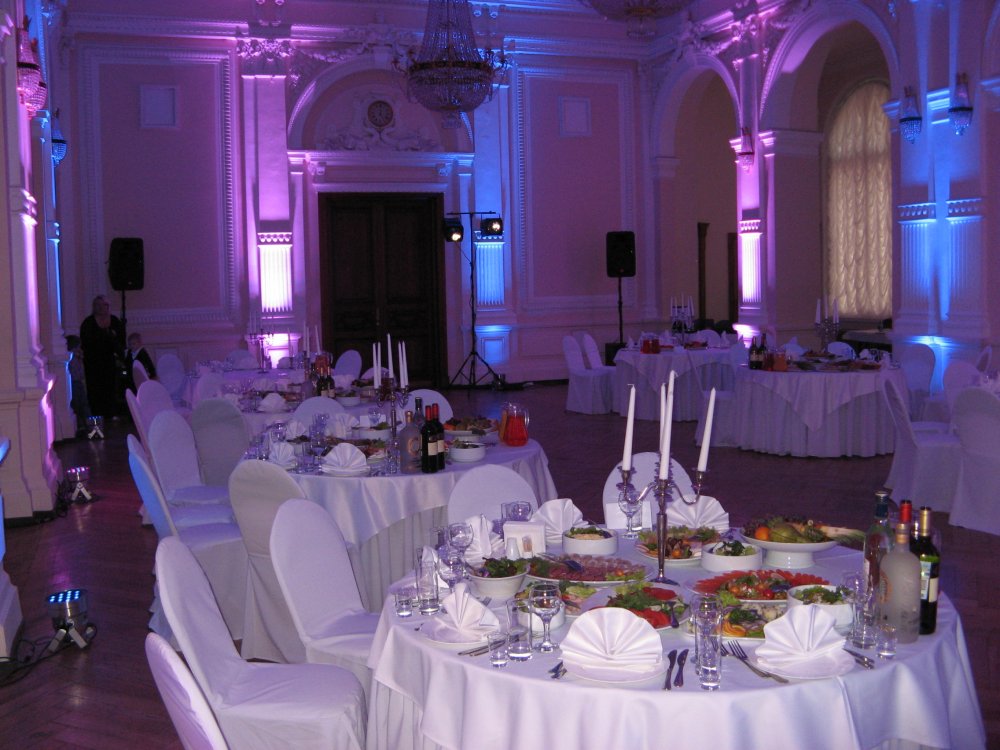 Интерьерная подстветка- 
световое украшение зала. Стоимость аренды одного прожектора:
1000 руб./сут 
с доставкой и монтажем по СПБ