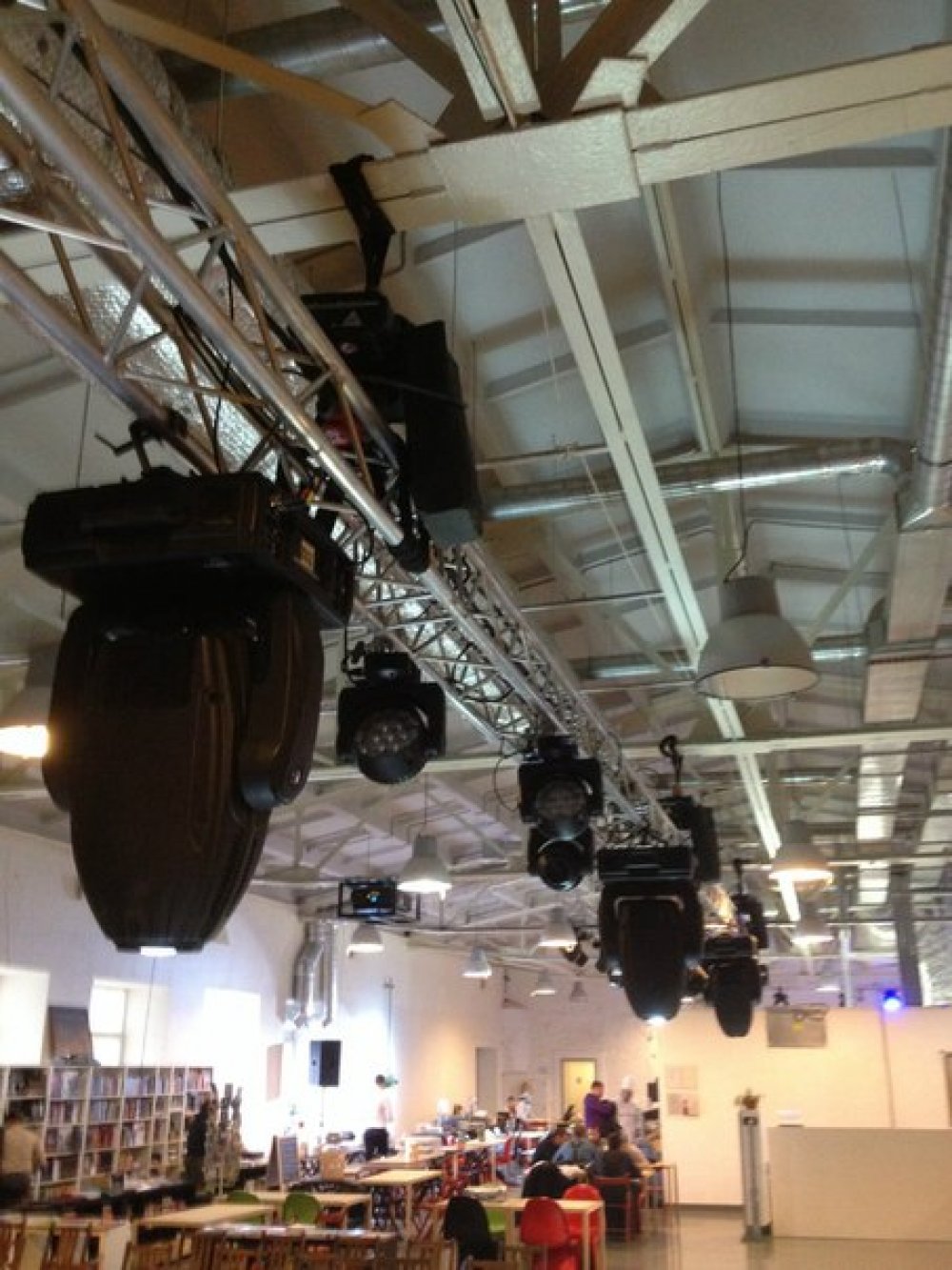 Комплект света СТАНДАРТ - 10500 руб 
Заливочные прожектора на стойке - 4шт., световые головы - 2 шт., световой пульт-1 шт.