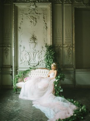 Воздушное платье с длинным шлейфом