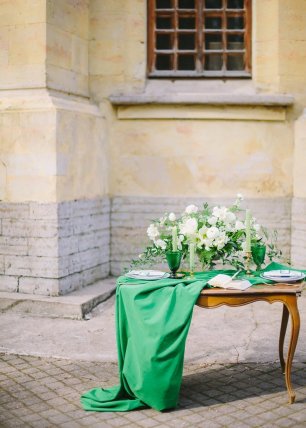 Зеленое оформление стола