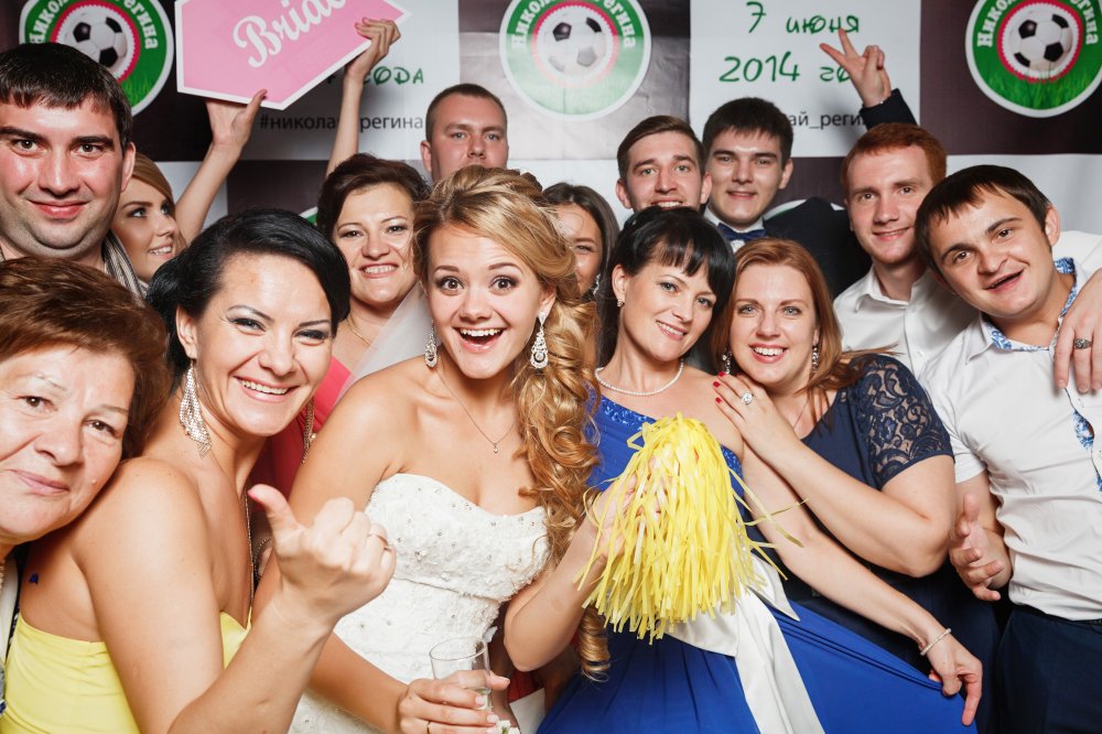 Веселая фотобудка на свадьбу в Самаре Тольятти с фотобутафорией