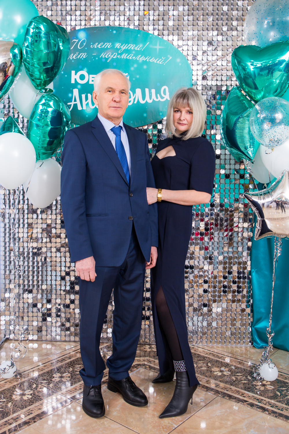 Сверкающая фотозона из зеркальных пайеток станет настоящим украшением вашего праздника